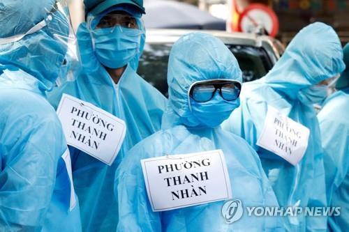 베트남 하노이시에서 코로나19 검사를 진행 중인 방역당국 관계자들. 2020.8.10 [로이터=연합뉴스]