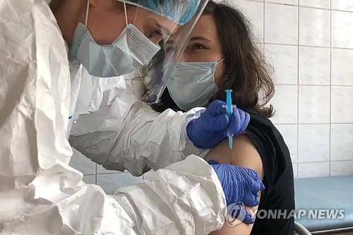 러시아가 자체 개발 중인 백신 1차 임상시험 접종 모습  [타스=연합뉴스 자료사진]