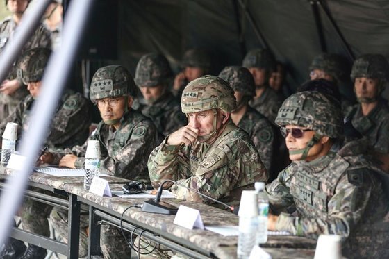지난해 10월 영평사격장(로드리게스)에서 실시된 한국군 제5포병여단 실사격훈련에 로버트 에이브럼스 한미연합사령관 겸 주한미군 사령관(가운데), 최병혁 연합사 부사령관(오른쪽), 남영신 지상작전사령관이 참관했다. [주한미군 제공]