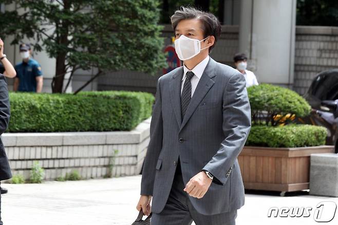 '유재수 감찰무마 혐의'를 받고 있는 조국 전 법무부 장관이 3일 오후 서울 서초구 중앙지방법원에서 열린 뇌물수수 등 혐의에 관한 4회 공판에 출석하고 있다. 사진=뉴스1