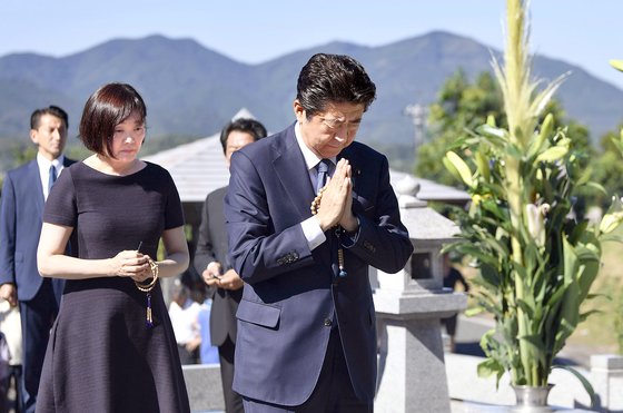 지난해 8월 13일 오봉 명절을 맞아 아베 신조 일본 총리가 부인 아키에 여사와 함께 야마구치현 나가토에 있는 선친 묘소를 참배하고 있다. [교도=연합뉴스]