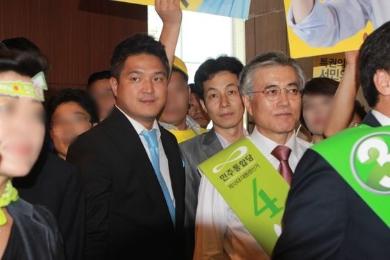 2012년 이혁진 전 대표가 자신의 블로그에 "오랜만에 인사 드린다"며 올린 사진. 이 전 대표가 파란 넥타이를 매고 있다. 그 오른쪽에 문재인 당시 민주통합당 대선후보. 사진 이혁진 블로그