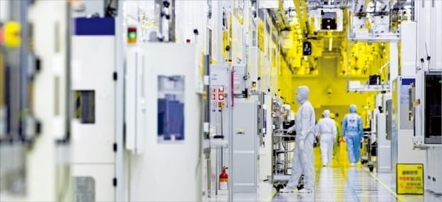 삼성전자 직원들이 경기 화성캠퍼스 반도체 생산라인 클린룸에서 반도체 장비를 점검하고 있다.  /삼성전자  제공
