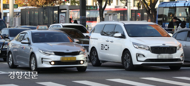 지난해 11월4일 오후 서울역 앞에 택시가 정차해있는 가운데 타다 택시가 지나가고 있다. 권도현 기자
