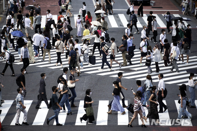 [도쿄=AP/뉴시스]13일(현지시간) 일본 도쿄 시부야에서 코로나19 확산 예방을 위해 마스크를 쓴 사람들이 건널목을 걷고 있다. 일본 도쿄도는 이날 206명의 코로나19 신규 확진자가 확인돼 이틀 연속 200명을 넘었다. 2020.08.13.