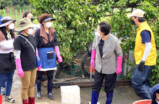 문재인 대통령의 부인 김정숙 여사가 12일 강원 철원군 동송읍 이길리 마을에서 수해 복구 봉사활동을 하고 있다. /청와대 제공