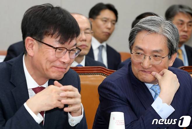 노영민 대통령 비서실장(오른쪽)과 김상조 정책실장. /뉴스1 © News1 이종덕 기자
