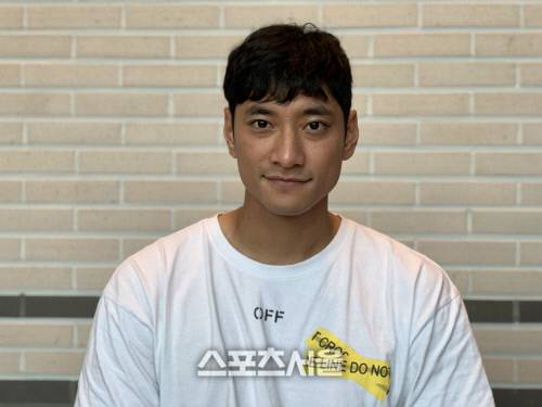 김요한이 12일 서울 광진구 한 카페에서 만나 본지와 인터뷰한 후 사진을 찍고 있다.정다워기자