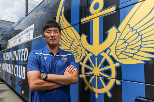 김정우 인천 대건고 감독이 15일 경북 포항시에 있는 팀 숙소에서 취재진과 인터뷰한 뒤 포즈를 하고 있다. 제공 | 한국프로축구연맹