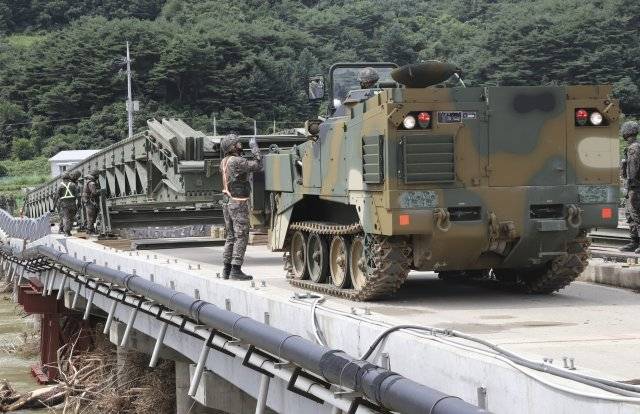 강원도 인제군 서화면 천도리 양지교에서 육군 3군단 교량대대 장병들이 M9 ACE 전투장갑도저를 이용해 교량 극복을 위한 간편조립교를 구축하고 있다.