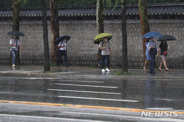 [서울=뉴시스] 이윤청 기자 = 지난 11일 서울 시청역 인근에서 시민들이 우산을 쓰고 출근하고 있다. 2020.08.11. radiohead@newsis.com
