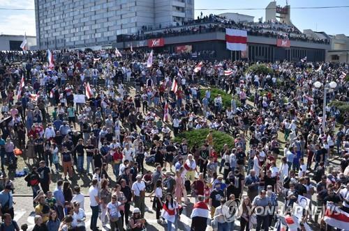 15일 벨라루스 수도 민스크에서 열린 대선 불복 시위 [AFP=연합뉴스]