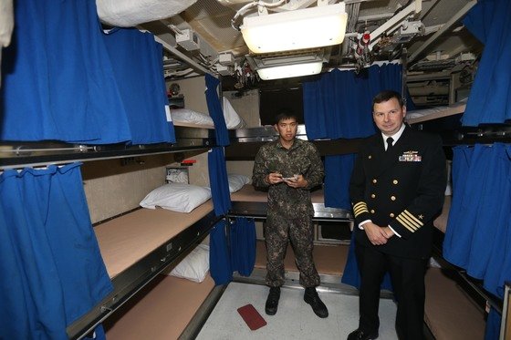 2012년 10월 25일 부산 해군 작전사령부에 정박 중인 미 해군의 핵잠 오하이오함(SSGN 726)이 내부를 공개했다. 승조원 9명이 잘 수 있는 침실이 16개가 있다. [연합뉴스]