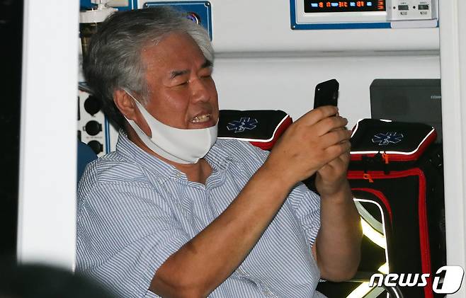 전광훈 서울 성북구 사랑제일교회 담임목사가 17일 서울 성북구 자신의 사택 인근에서 구급차량에 탑승하고 있다. 서울 성북구 사랑제일교회는 최근 교인들 사이에서 신종 코로나바이러스 감염증(코로나19) 집단 감염이 발생했으며, 이날 전광훈 담임목사도 확진 판정을 받았다. 2020.8.17/뉴스1 © News1 허경 기자