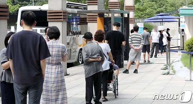 국내 신종 코로나바이러스 감염증(코로나19) 신규 확진자가 18일 0시 기준 246명 발생했다. 질병관리본부 중앙방역대책본부에 따르면 일일 확진자 추세는 지난 닷새간 991명을 기록해 1000명에 육박한 것으로 나타났다. 이에 2주간 일평균 확진자는 82.79명으로 올라섰다. 18일 오전 서울 중랑구 서울의료원에 마련된 선별진료소 앞에서 코로나19 의심 증상으로 내원한 시민들이 검사 차례를 기다리고 있다. 2020.8.18/뉴스1 © News1 민경석 기자