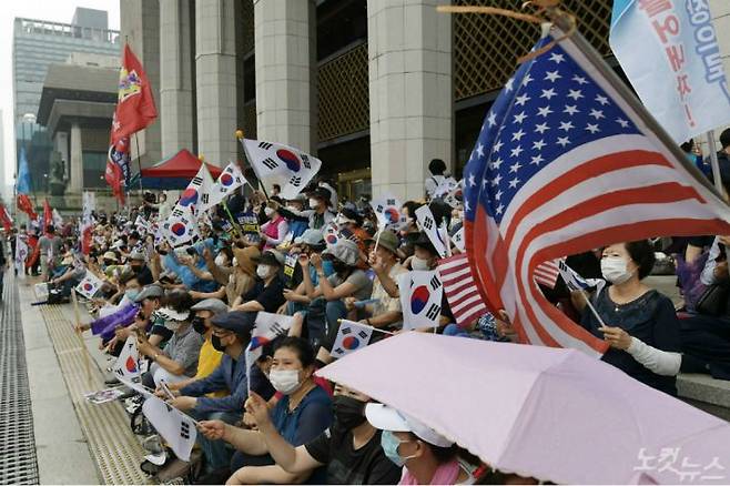보수단체 집회 참가자들이 지난 15일 오전 서울 종로구 광화문광장에서 8·15 광복절 맞아 집회를 하고 있다.(사진=이한형 기자/자료사진)