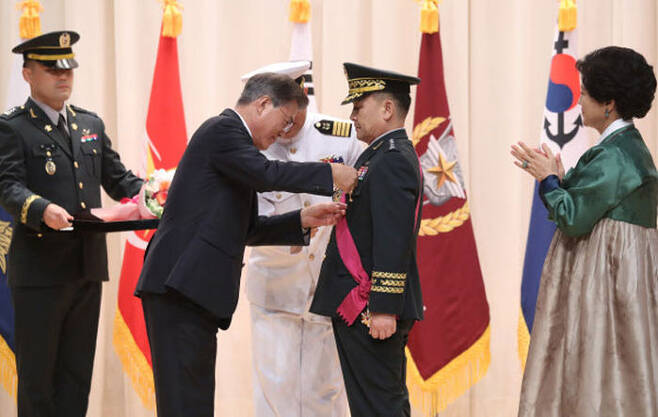 문재인 대통령은 2017년 8월 20일 이순진 의장 이임식에 이례적으로 참석해 이 의장에게 훈장을 수여했다.