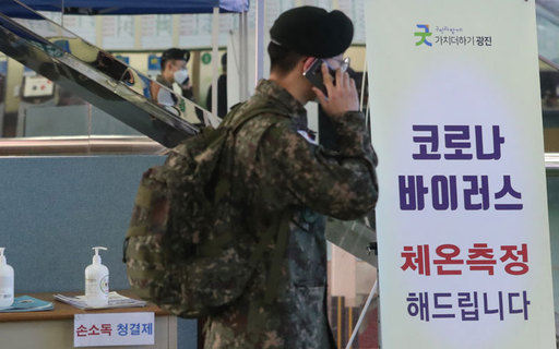 서울 동서울종합터미널에 부대 복귀를 앞둔 장병이 버스 승강장으로 발걸음을 옮기고 있다. 연합뉴스