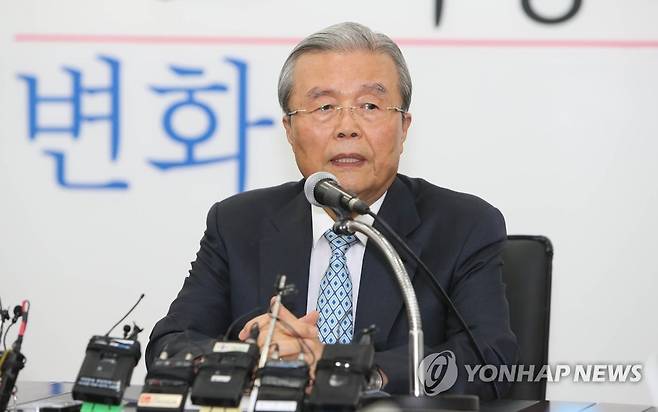 지역 언론과 간담회하는 김종인 비대위원장 (대구=연합뉴스) 김현태 기자 = 미래통합당 김종인 비상대책위원장이 18일 오후 대구 수성구 미래통합당 대구시당에서 열린 지역 언론인 간담회에서 질문에 답하고 있다. 2020.8.18 mtkht@yna.co.kr