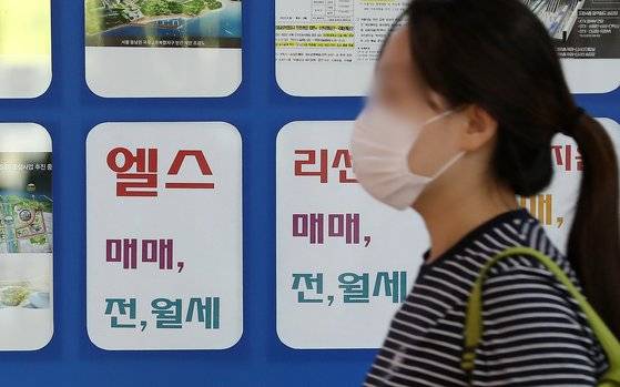 정부가 전세를 월세로 전환할 때 적용하는 전환율을 4%에서 2.5%로 하향조정하기로 했다. 뉴스1