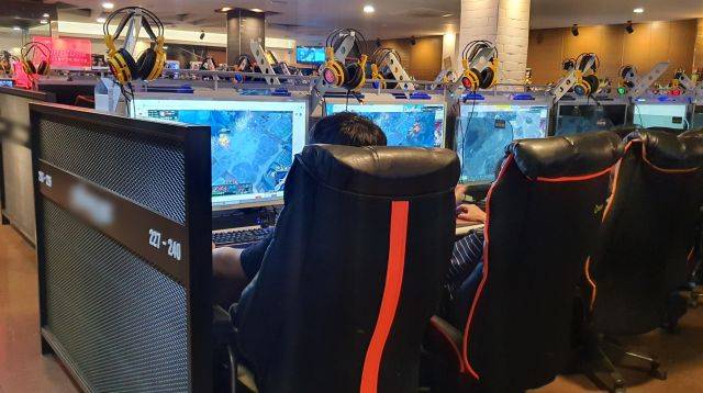 18일 오후 경기 수원시의 한 PC방에서 이용객들이 게임을 즐기고 있다. 해당 PC방 업주는 정부 방침에 따라 19일 0시를 기해 영업을 중단하기로 했다. 연합