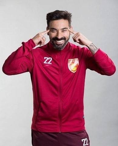 중국 슈퍼리그(축구리그)에서 뛰고 있는 아르헨티나 국적의 축구선수 에제키엘 라베치(당시 허베이 화샤 싱푸)가 공식 홍보 프로필 촬영에서 양 손으로 눈을 찢는 제스처를 해 논란에 휘말렸다. / 사진 = 중국 슈퍼리그