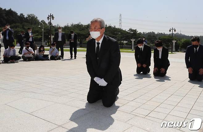 김종인 미래통합당 비상대책위원장이 19일 오전 광주 북구 국립5·18민주묘지에서 무릎 꿇고 참배하고 있다./사진=뉴스1