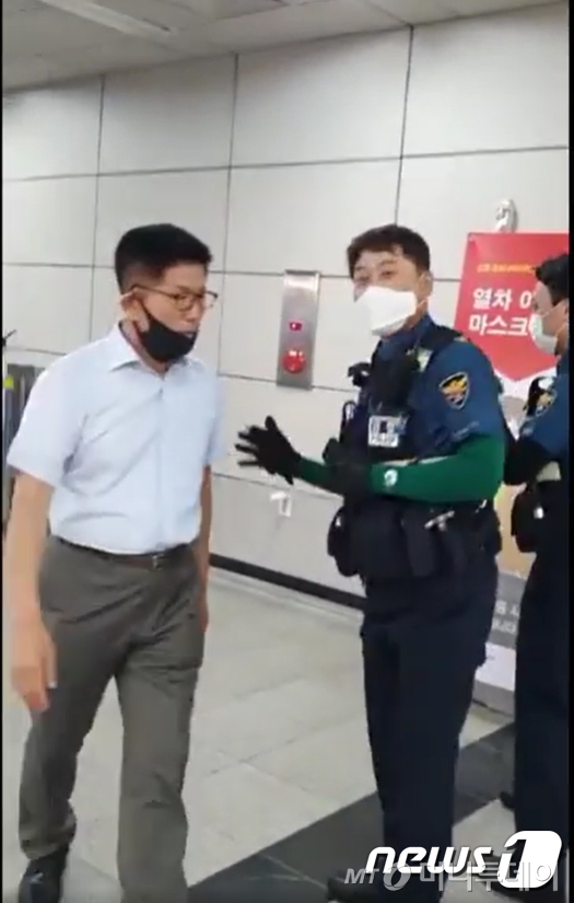 김문수 전 경기지사가 지하철역에서 서씨가 경찰에 의해 강제 연행되자 실랑이를 벌이고 있다./사진=뉴스1