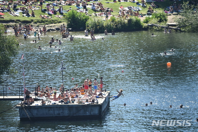 [스톡홀름=AP/뉴시스] 스톡홀름 멜라렌 호수에서 8일(현지시간) 스웨덴 시민들이 물놀이를 즐기고 있다. 스웨덴의 코로나19 누적 확진자는 8만5411명으로 덴마크(1만5940명), 노르웨이(1만162명) 등 이웃국가에 비하면 상당히 많은 편이다. 2020.8.20.