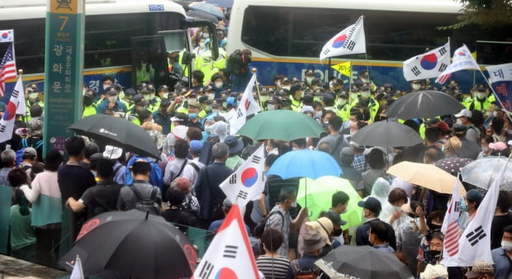 보수단체 회원들이 지난 15일 서울 광화문 광장 일대에서 집회를 하고 있다. 뉴스1