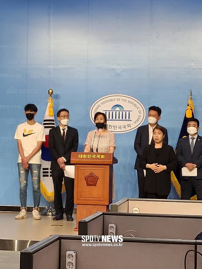 ▲ 기자회견에서 발언을 하는 고유민 선수의 어머니(가운데).