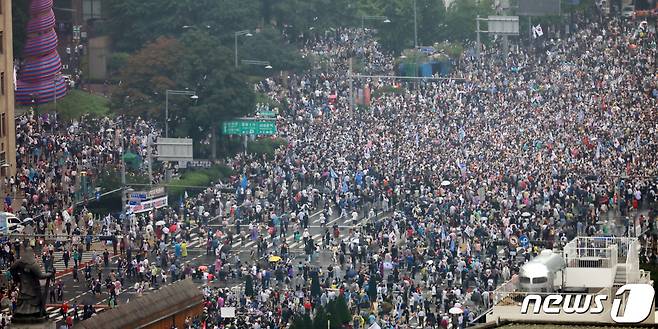 보수단체 회원들이 지난 15일 서울 종로구 광화문 네거리에서 집회를 하고 있다. 2020.8.15/뉴스1 © News1 김명섭 기자