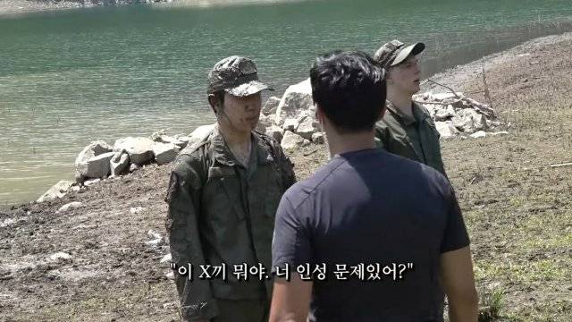 입에 들어간 모래를 뱉은 ‘꽈뚜룹’(왼쪽)에게 “너 인성 문제 있어?”라고 지적하는 ‘이근 대위’. 이 발언은 ‘가짜사나이’가
낳은 최대 유행어가 됐다. “우리 할머니도 그것보다 빨리 뛰겠다” “네 팀 버려?” 등 해군 특수전전단 대위 출신인 이 대위의
직설적인 화법은 인기를 끌었다. 유튜브 캡처