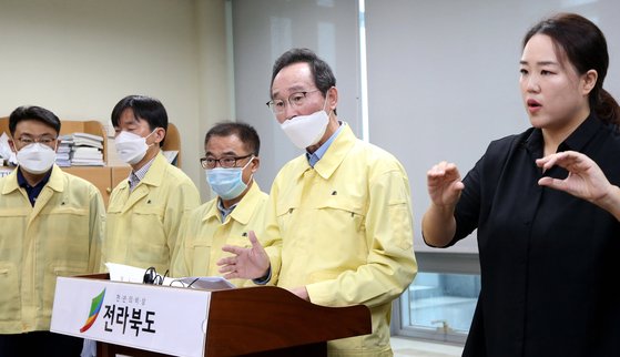 송하진 전북지사가 지난 22일 오후 도청에서 신종 코로나바이러스 감염증(코로나19) 확산에 따른 대도민 호소문을 발표하고 있다. [연합뉴스]