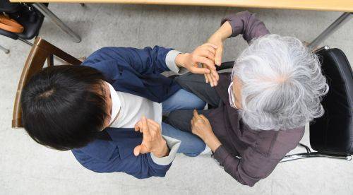 수어에 손을 얹어 동작을 느끼는 '촉수화'는 시청각장애인들의 대표적 의사소통 방식이다. 일반 수어는 표정을 볼 수 있지만 촉수화는 동작만으로 감정을 느끼기 어려워 높은 집중력이 요구된다. 권현구 기자