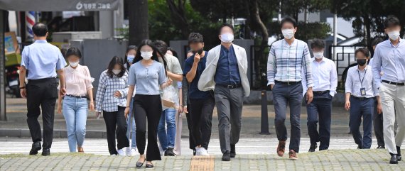 서울 전역에서 실내·외 마스크 착용 의무화가 시작된 24일 서울 영등포구에서 마스크를 착용한 시민들이 걸어가고 있다. 사진=김범석 기자