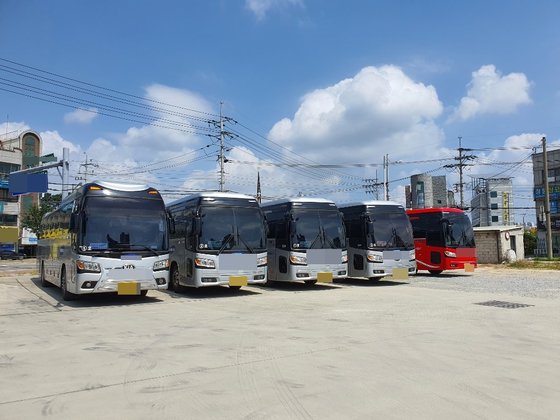 지난 24일 충북 청주시에 있는 한 전세버스 업체. 차고지에 운행을 하지 않는 버스가 서 있다. 최종권 기자