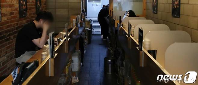 신종 코로나바이러스 감염증(코로나19)이 재확산되며 마스크 쓰기, 사회적 거리두기 등으로 인해 일상 생활에 변화 가져왔다. 특히 ‘비대면’의 강조로 안전 문제가 급부상하며 혼자서 식사하는 혼밥 수요가 급증하고 있다. 사진은 24일 오후 서울 서대문구 신촌의 한 보쌈정식 전문점에서 혼자 식사하고 있는 시민의 모습. /사진=뉴스1