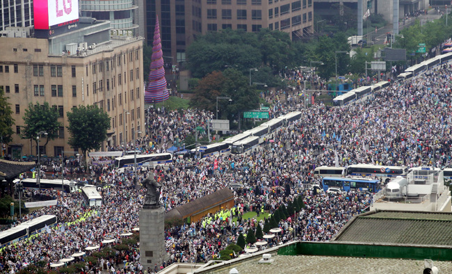 8월15일 서울 광화문 광장 주변에 많은 시민이 모여 있다. [뉴시스]