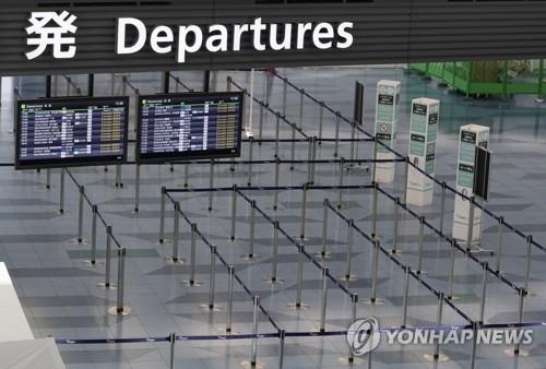 코로나19 긴급사태가 발효 중인 2020년 4월 14일 일본 도쿄 하네다(羽田) 공항이 텅 비어 있다. 일본을 방문한 외국인 여행객은 올해 4월부터 넉 달 연속 전년 동월보다 99.9％ 감소했다. [EPA=연합뉴스 자료사진]
