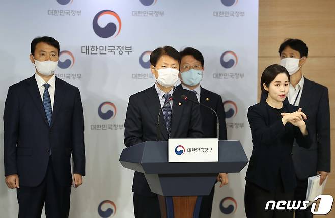 김강립 보건복지부 차관이 28일 오전 서울 세종로 정부서울청사에서 열린 의사단체 집단행동 대응 관련 관계부처 합동 브리핑에서 발언을 하고 있다. 2020.8.28/뉴스1 © News1 임세영 기자