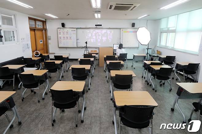 경기 수원 한 고등학교 빈 교실에서 지난 26일 교사가 원격수업을 진행하고 있다./뉴스1 © News1 조태형 기자