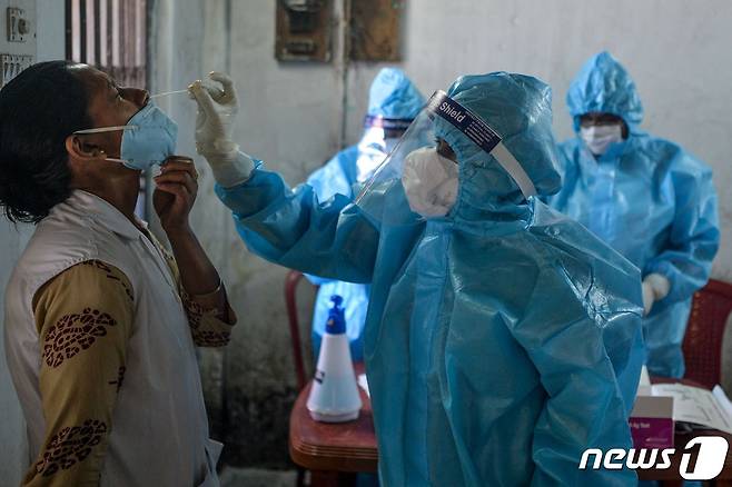 인도에서 의료진이 코로나19 검사를 실시하고 있다. © AFP=뉴스1