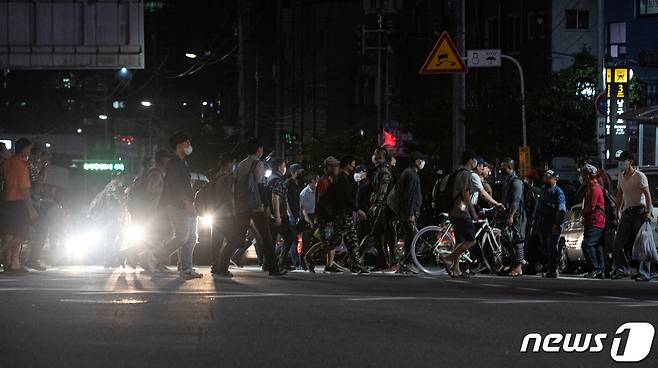 인력시장으로 향하는 일용직 근로자들. 2020.8.13/뉴스1