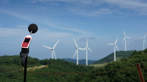 경북 영양군 양구리 풍력발전단지 인근에서 소음을 측정하는 모습. 양인성 인턴