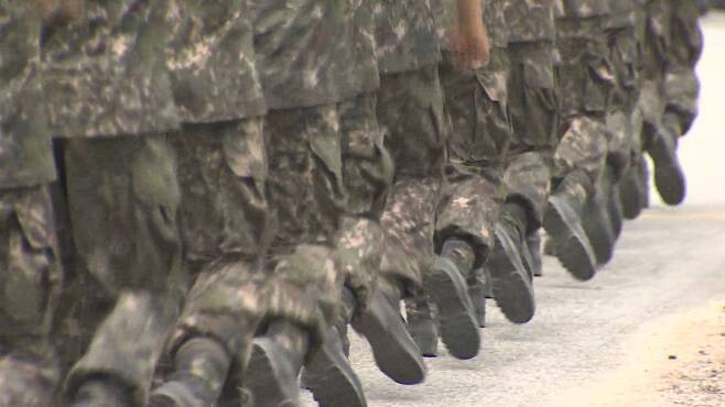 오와 열을 맞춰 걷는 군인들. 사진은 기사 내용과 관련이 없음. 연합뉴스