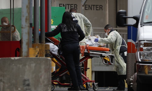 뉴욕의 엘름허스트 병원 의료진들이 응급실로 환자를 이송하고 있다. 뉴욕=AP연합뉴스