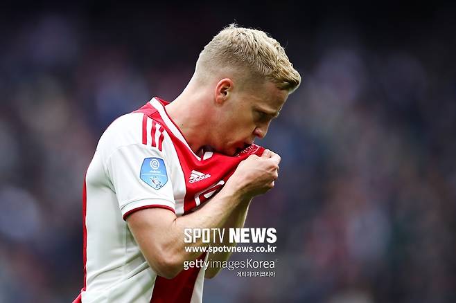 ▲ 골을 넣고 아약스 엠블렘에 입맞춤하는 도니 반더비크. 아약스 유스 출신이다.