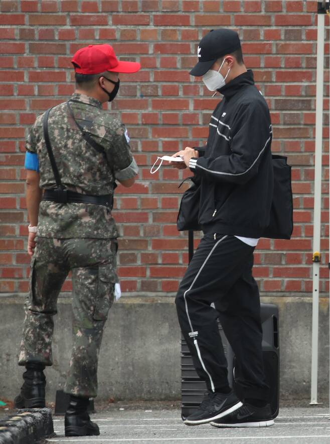 배우 박보검이 31일 경남 창원시 진해 해군교육사령부 해군기초군사교육단에 입소하고 있다. 뉴스1