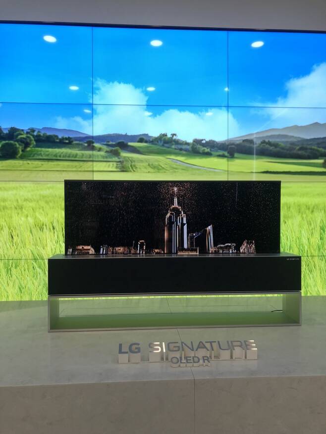 지난 27일 현대백화점 목동점에 전시된 LG 롤러블 TV가 위아래로 작동하고 있는 모습. /사진=박소연 기자